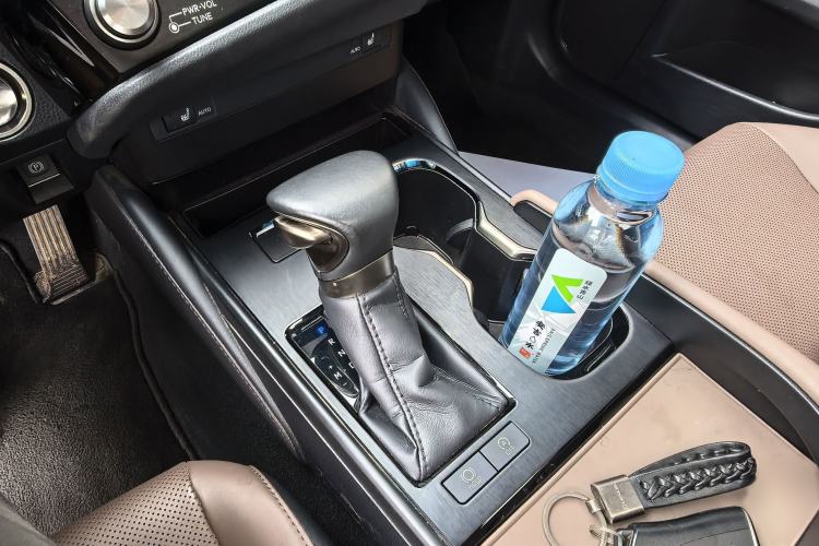 Used Lexus ES 2023 200 Excellence Edition Interior 10