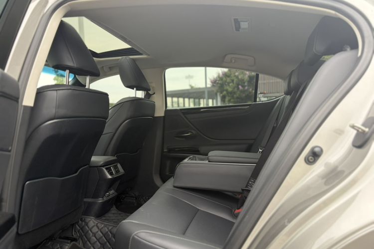 Used Lexus ES 2023 200 Excellence Edition Interior 11