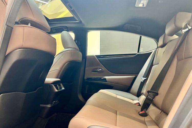 Used Lexus ES 2023 200 Excellence Edition Interior 12