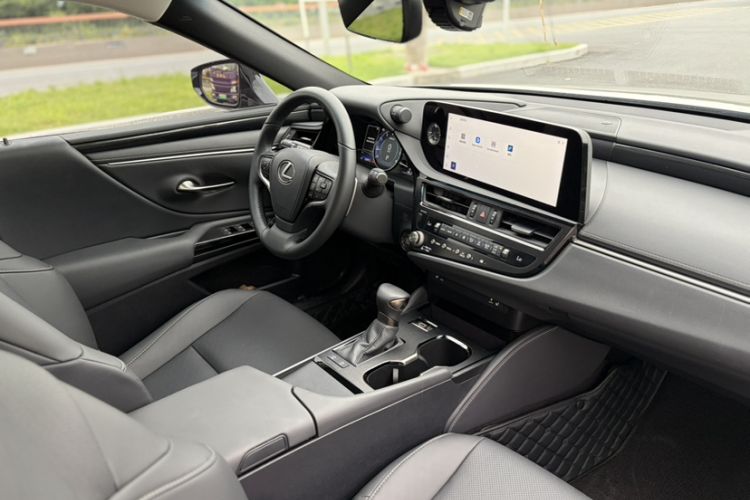 Used Lexus ES 2023 200 Excellence Edition Interior 12