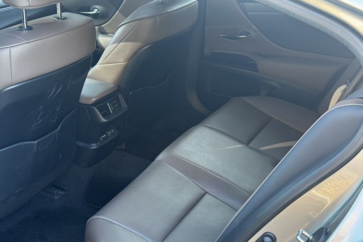 Used Lexus ES 2023 200 Excellence Edition Interior 3