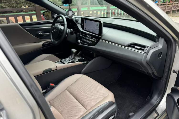 Used Lexus ES 2023 200 Excellence Edition Interior 3
