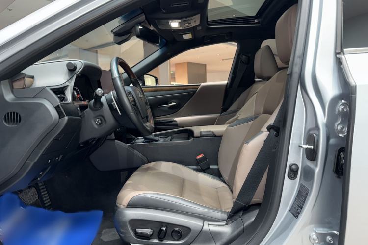 Used Lexus ES 2023 200 Luxury Edition Interior 3