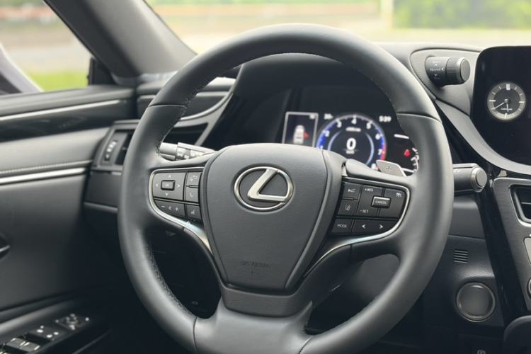 Used Lexus ES 2023 200 Excellence Edition Interior 4