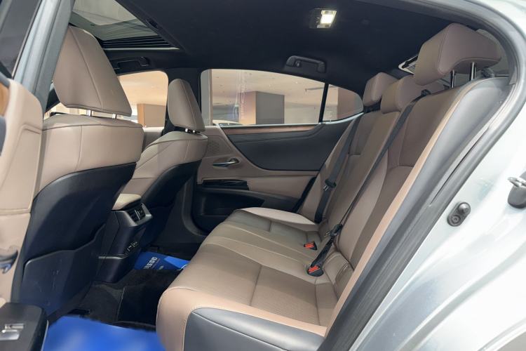 Used Lexus ES 2023 200 Luxury Edition Interior 4