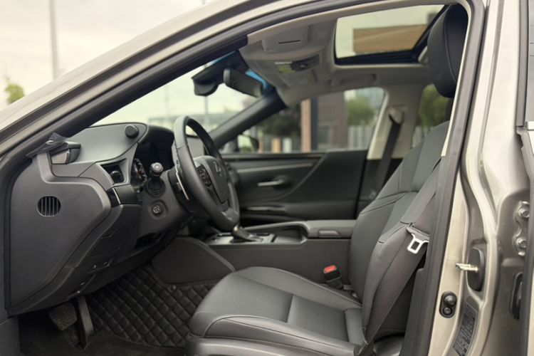 Used Lexus ES 2023 200 Excellence Edition Interior 7