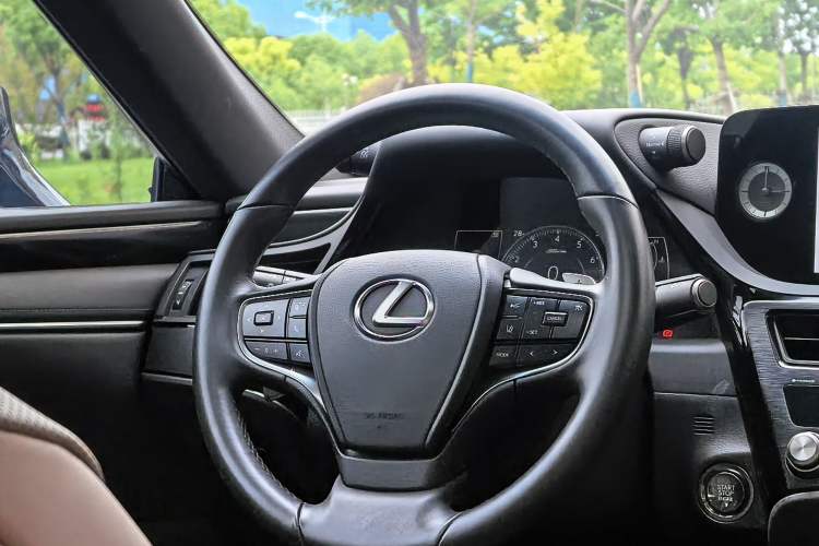 Used Lexus ES 2023 200 Excellence Edition Interior 8