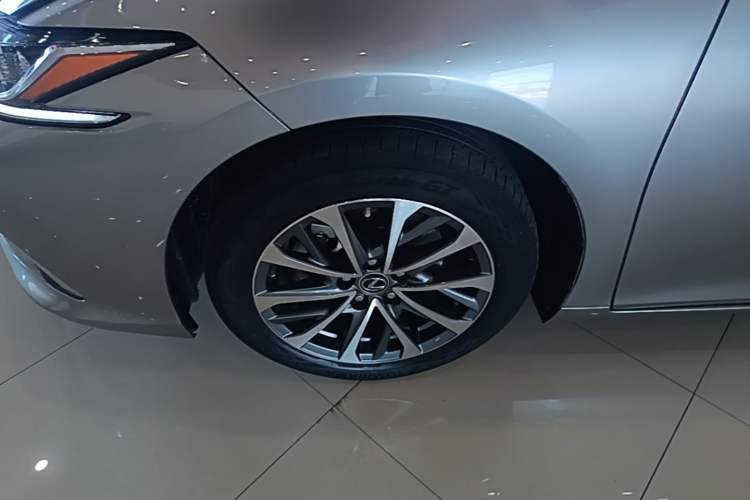 Used Lexus ES 2023 200 Excellence Edition Left Front Wheel Hub