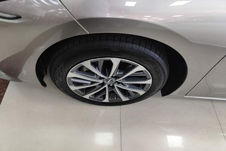 Used Lexus ES 2023 200 Excellence Edition Left Front Wheel Hub