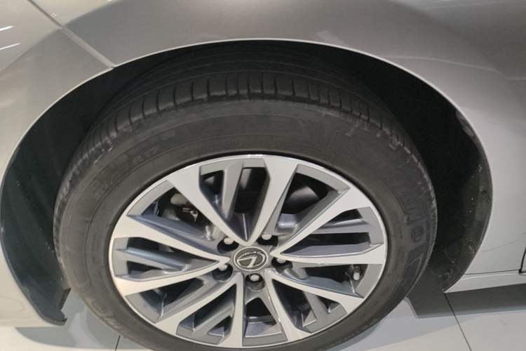 Used Lexus ES 2023 200 Luxury Edition Left Front Wheel Hub
