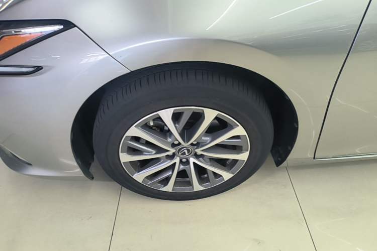 Used Lexus ES 2023 200 Excellence Edition Left Front Wheel Hub