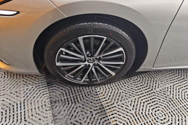 Used Lexus ES 2023 260 Excellence Edition Left Front Wheel Hub
