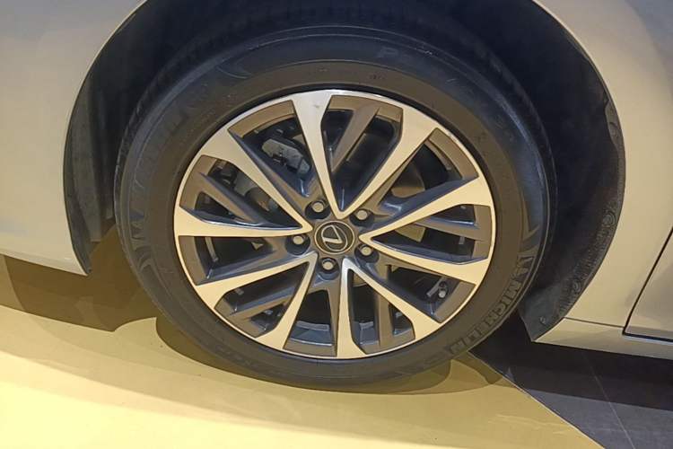 Used Lexus ES 2023 200 Luxury Edition Left Front Wheel Hub