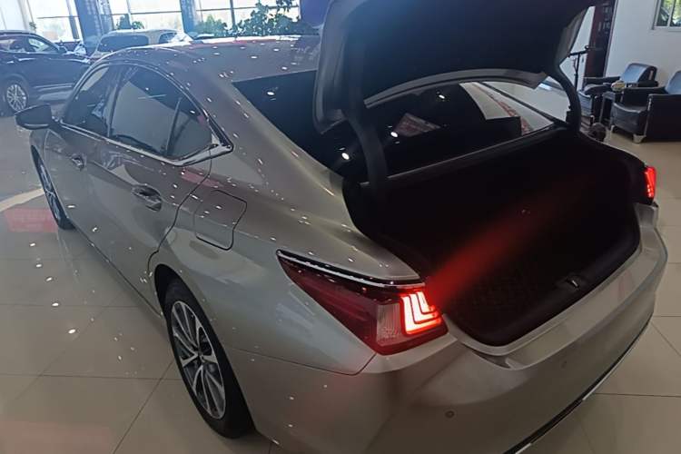 Used Lexus ES 2023 200 Excellence Edition Rear Left 45 Deg