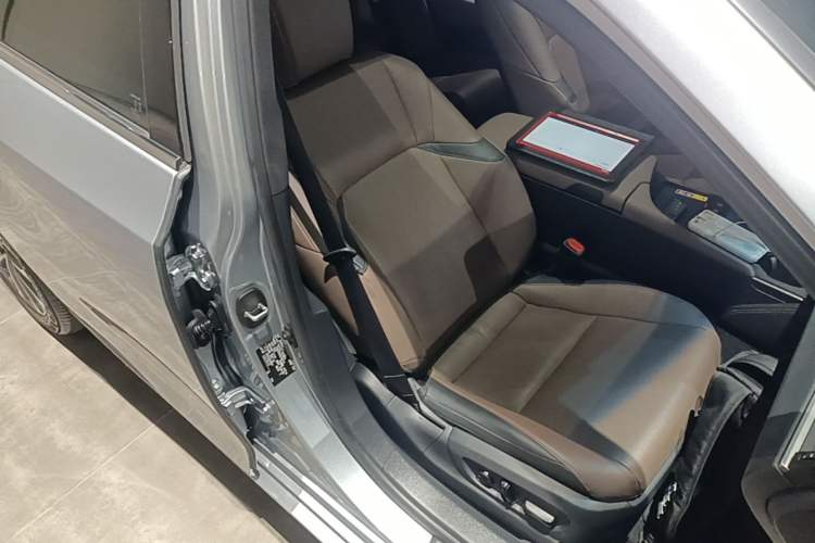 Used Lexus ES 2023 200 Luxury Edition Right Front Seat