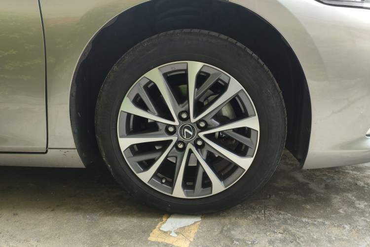 Used Lexus ES 2023 200 Excellence Edition Right Front Wheel Hub