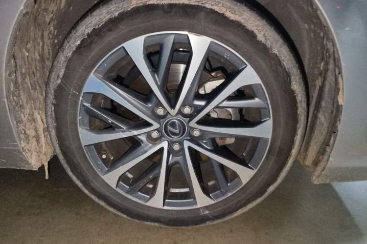 Used Lexus ES 2023 200 Excellence Edition Right Front Wheel Hub