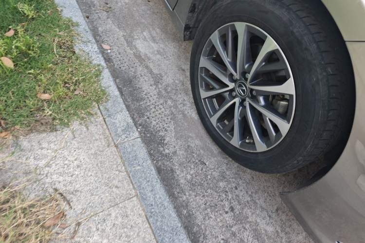 Used Lexus ES 2023 200 Excellence Edition Right Front Wheel Hub