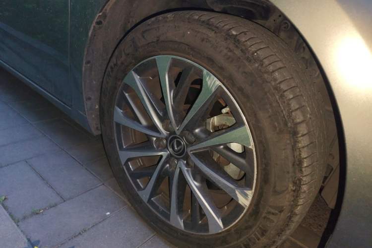 Used Lexus ES 2023 260 Excellence Edition Right Front Wheel Hub