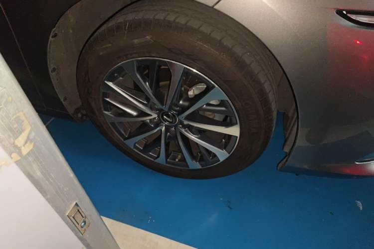 Used Lexus ES 2023 200 Excellence Edition Right Front Wheel Hub