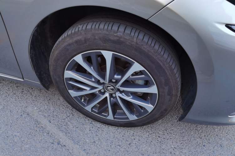 Used Lexus ES 2023 200 Luxury Edition Right Front Wheel Hub