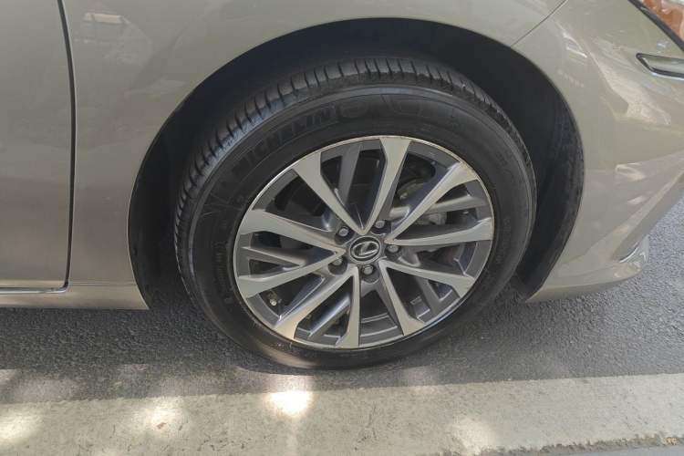 Used Lexus ES 2023 200 Luxury Edition Right Front Wheel Hub