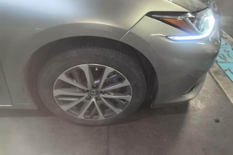 Used Lexus ES 2023 200 Luxury Edition Right Front Wheel Hub