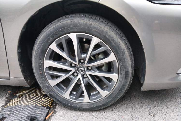 Used Lexus ES 2023 260 Excellence Edition Right Front Wheel Hub
