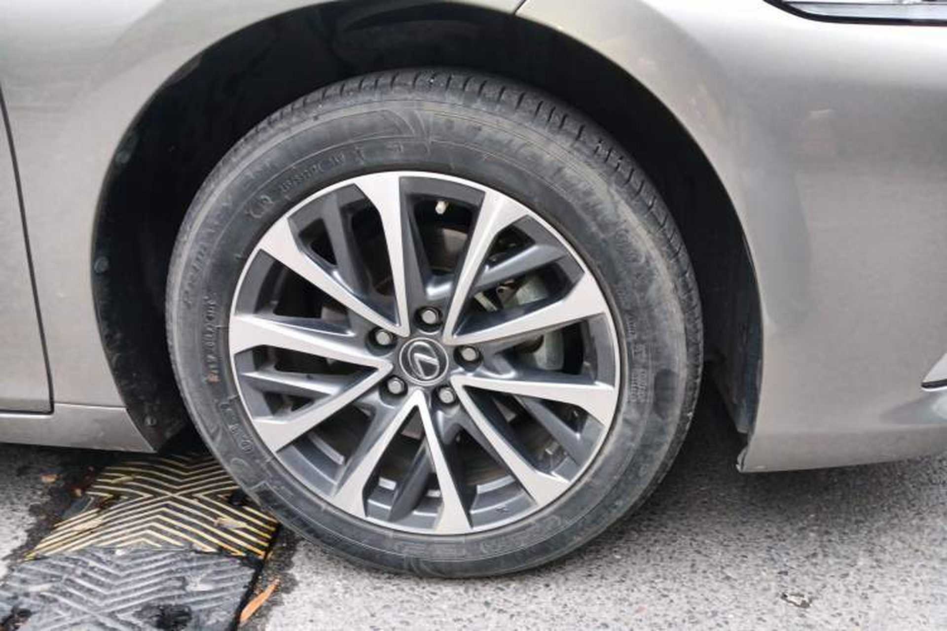 Used Lexus ES 2023 260 Excellence Edition Right Front Wheel Hub