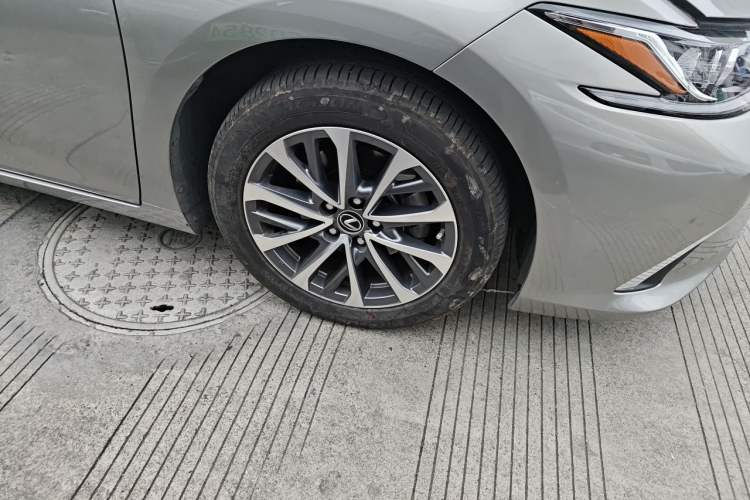 Used Lexus ES 2023 200 Excellence Edition Right Front Wheel Hub