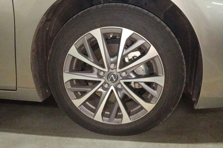 Used Lexus ES 2023 200 Excellence Edition Right Front Wheel Hub