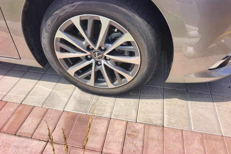 Used Lexus ES 2023 200 Excellence Edition Right Front Wheel Hub