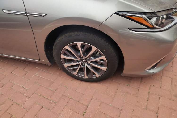 Used Lexus ES 2023 200 Excellence Edition Right Front Wheel Hub