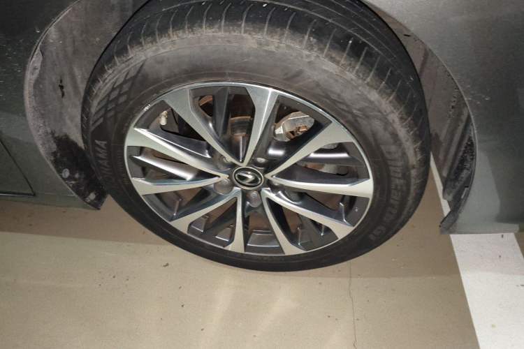 Used Lexus ES 2023 200 Excellence Edition Right Front Wheel Hub