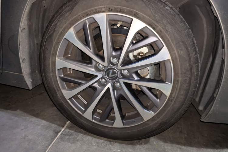 Used Lexus ES 2023 200 Excellence Edition Right Front Wheel Hub
