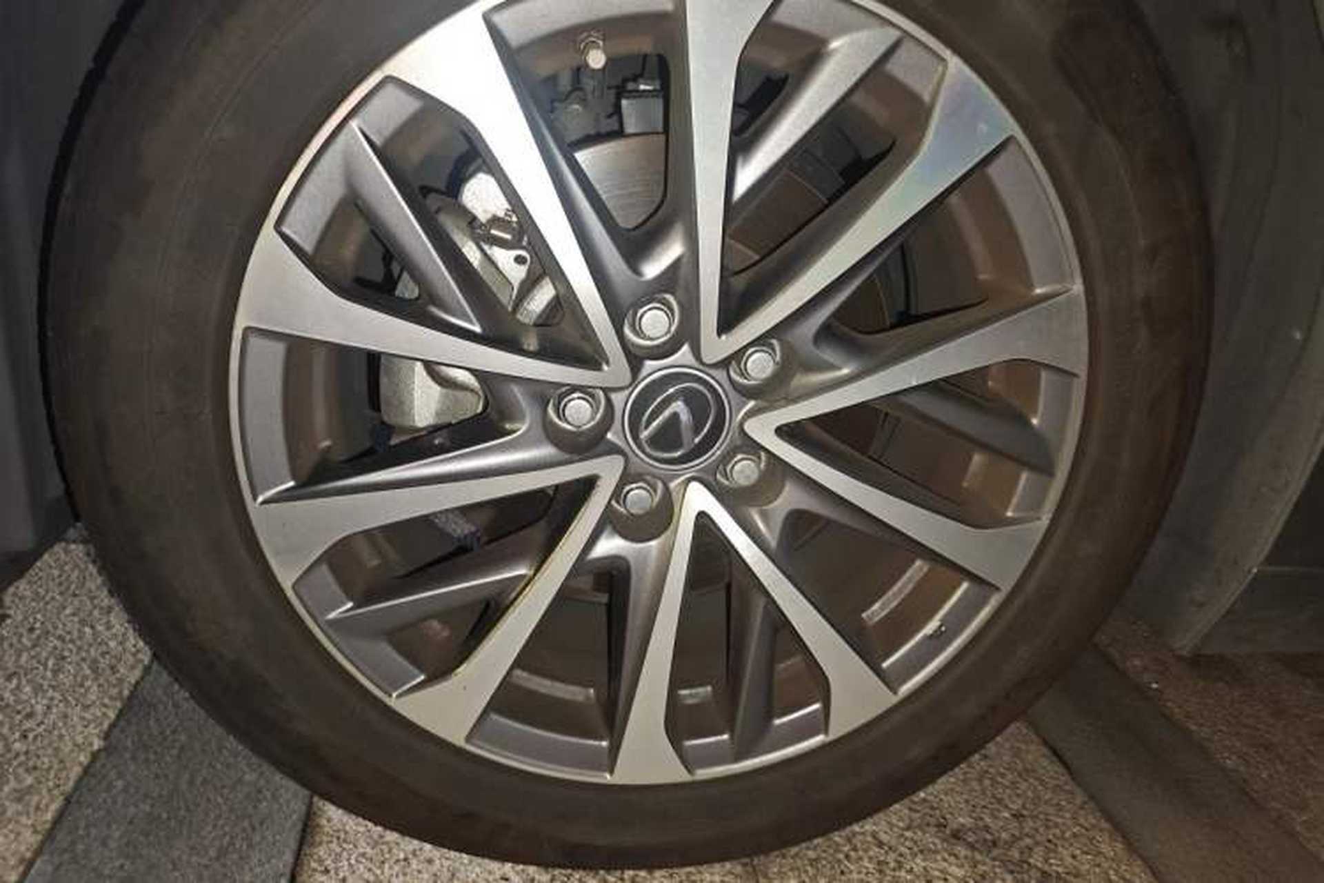 Used Lexus ES 2023 200 Excellence Edition Right Front Wheel Hub
