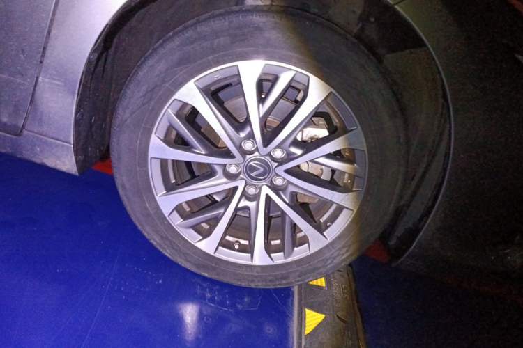 Used Lexus ES 2023 200 Excellence Edition Right Front Wheel Hub