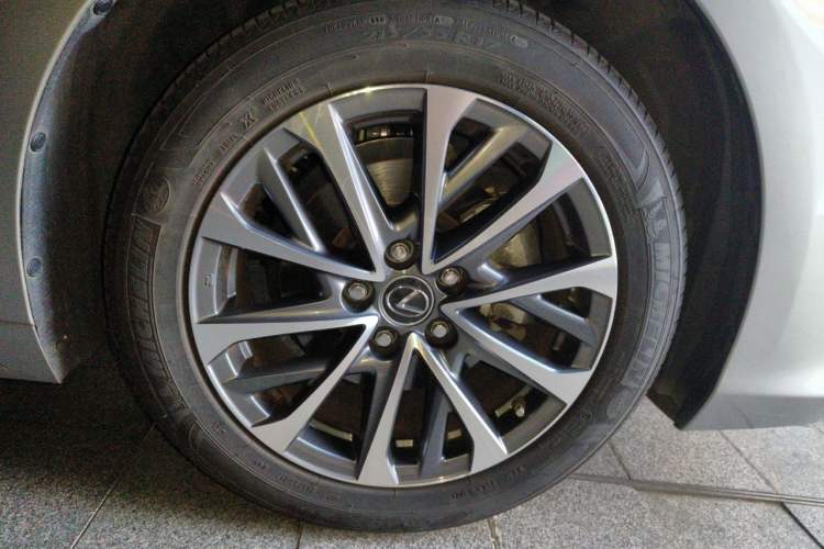 Used Lexus ES 2023 200 Excellence Edition Right Front Wheel Hub