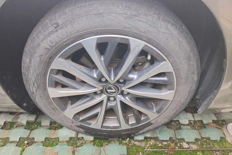 Used Lexus ES 2023 200 Excellence Edition Right Front Wheel Hub