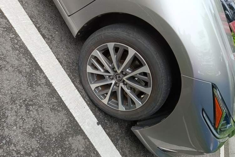 Used Lexus ES 2023 200 Excellence Edition Right Front Wheel Hub