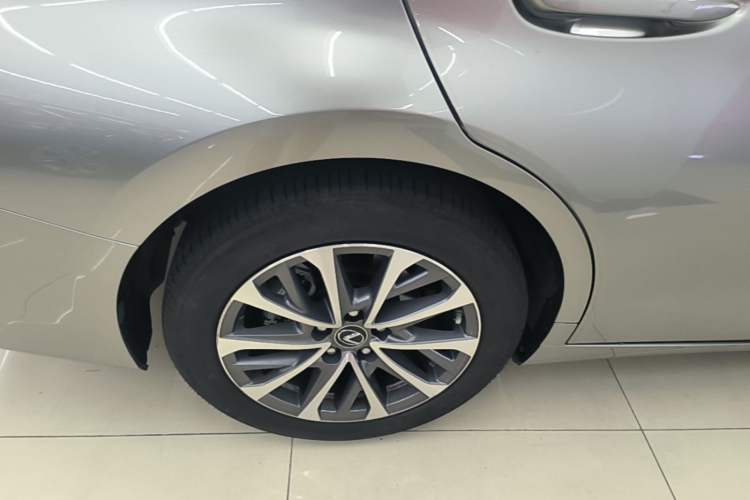 Used Lexus ES 2023 200 Excellence Edition Right Rear Wheel Hub