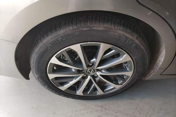 Used Lexus ES 2023 200 Excellence Edition Right Rear Wheel Hub