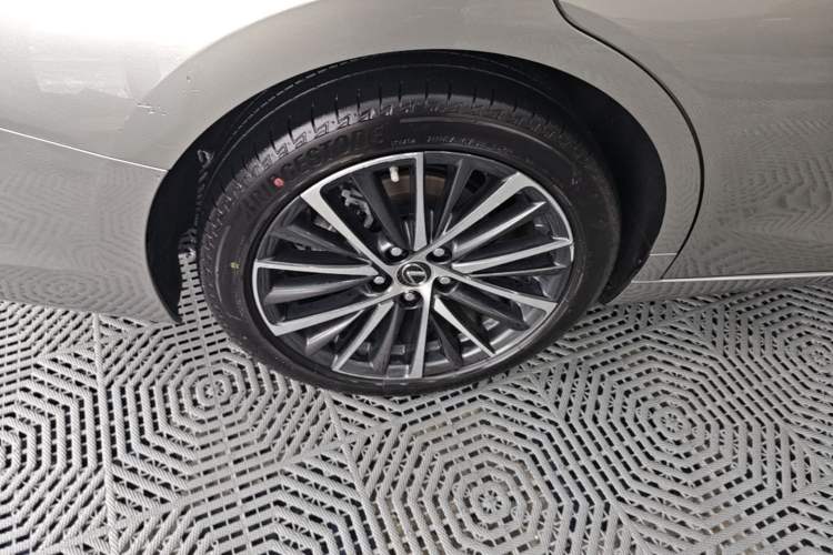 Used Lexus ES 2023 260 Excellence Edition Right Rear Wheel Hub