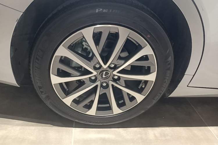 Used Lexus ES 2023 200 Luxury Edition Right Rear Wheel Hub