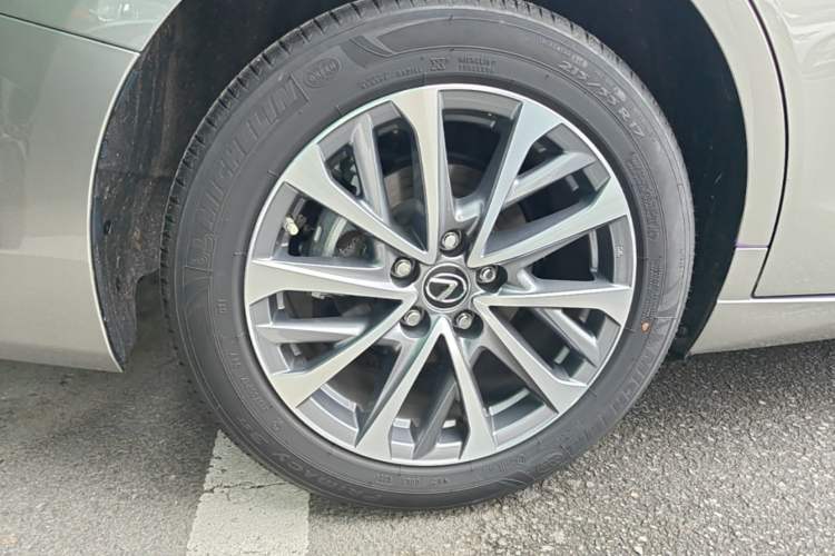 Used Lexus ES 2023 200 Excellence Edition Right Rear Wheel Hub