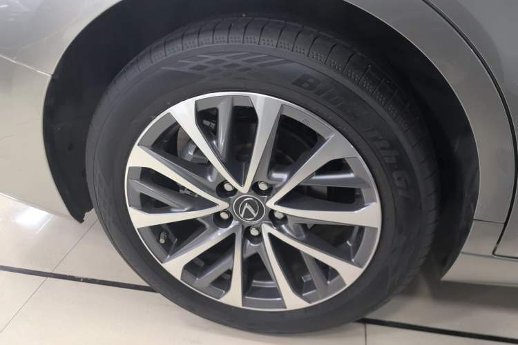 Used Lexus ES 2023 200 Excellence Edition Right Rear Wheel Hub