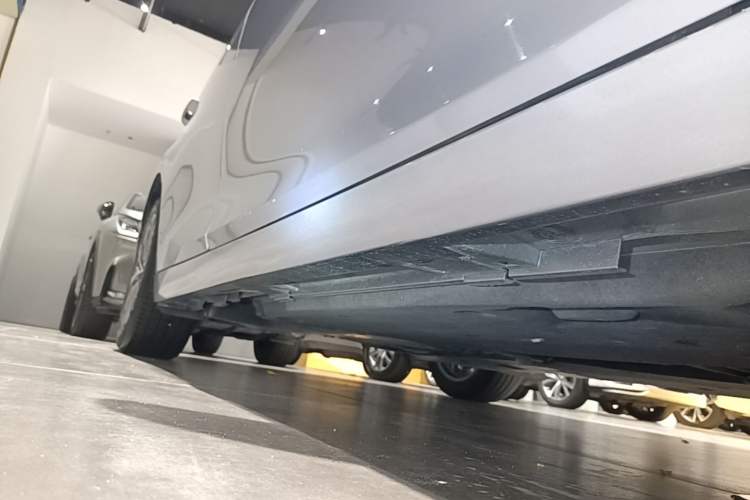Used Lexus ES 2023 200 Luxury Edition Right Side Sill