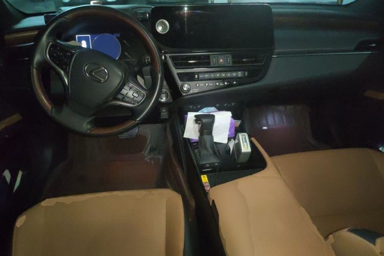 Used Lexus ES 2023 200 Luxury Edition Center Console