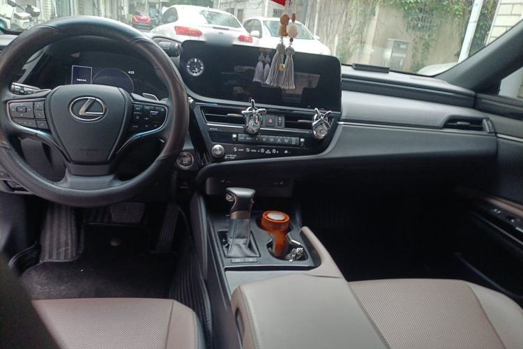 Used Lexus ES 2023 200 Excellence Edition Center Console