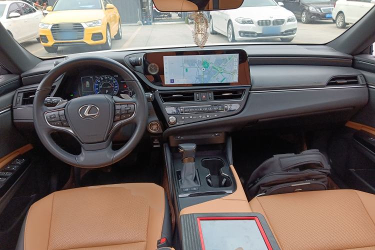 Used Lexus ES 2023 260 Excellence Edition Center Console